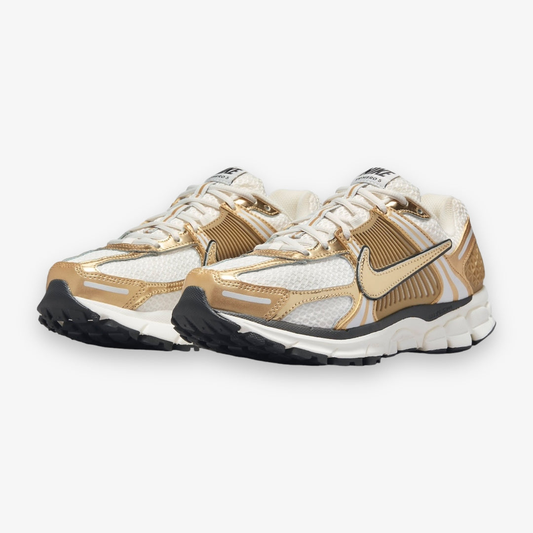 NIKE ZOOM VOMERO 5 GOLD PHOTON DUST/METALLIC GOLD-GRIDIRON-SAIL