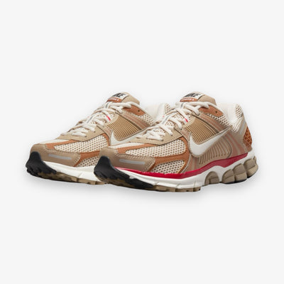 Nike Womens Zoom Vomero 5 KHAKI/PHANTOM-FIRE RED-SAIL HV0826-247