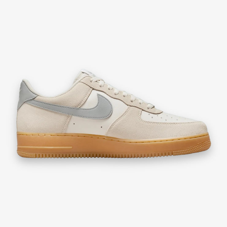 NIKE AIR FORCE 1 '07 LV8 PHANTOM/LT SMOKE GREY-GUM YELLOW FQ8714-002