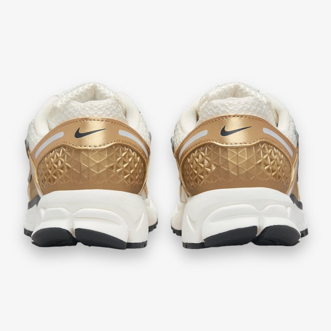NIKE ZOOM VOMERO 5 GOLD PHOTON DUST/METALLIC GOLD-GRIDIRON-SAIL