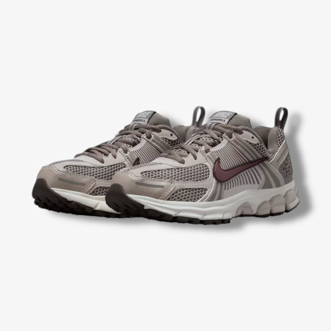 Nike Vomero 5 GS Taupe Haze Tattoo Silt Red HF6998-200 – Sneaker