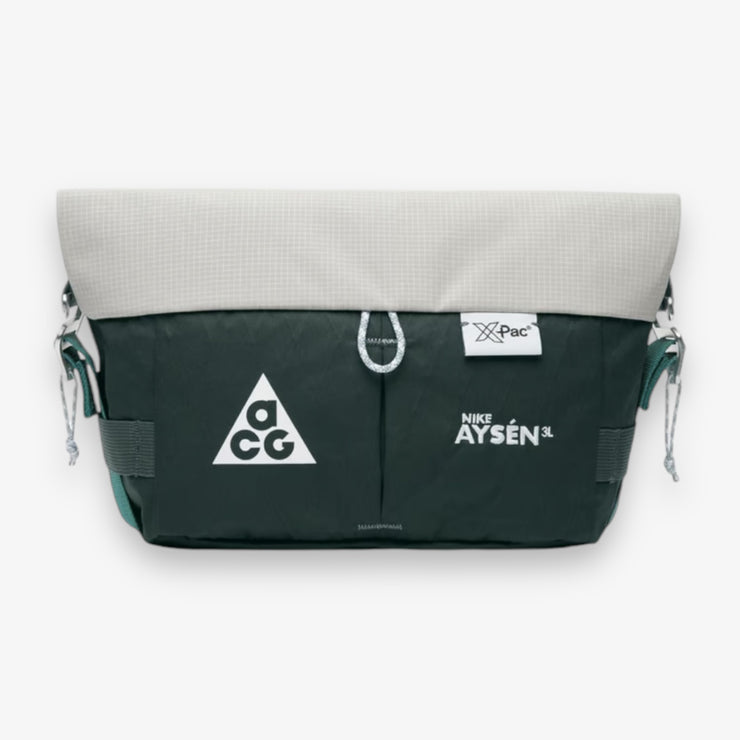 nike acg aysen backpack (32L) Premier Zippered pocket on the back keeps your small essentials secure Nike ACG Aysen Day Pack