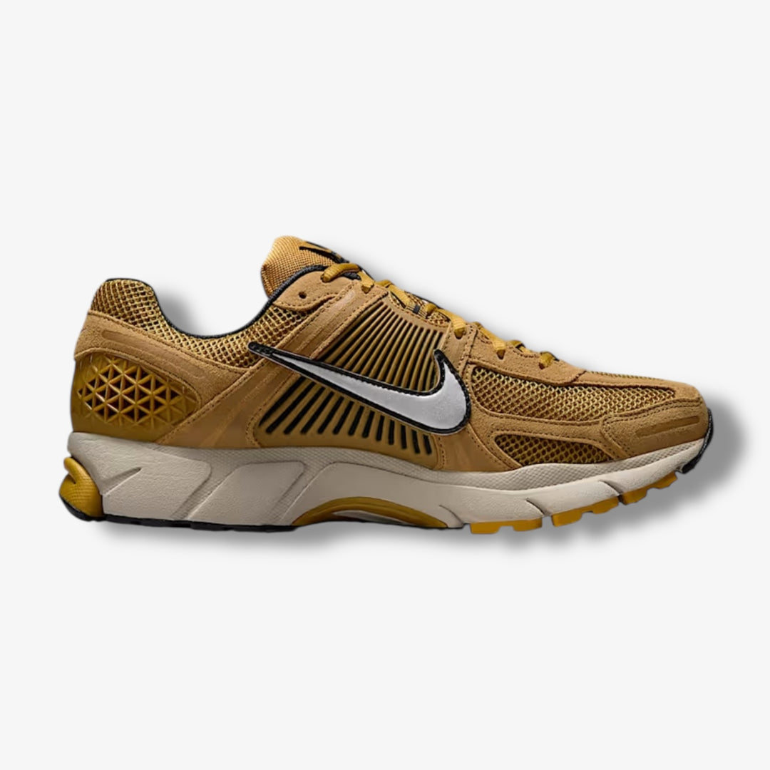 GOLD 30.新品、箱ありNIKE AIR ZOOM VOMERO14 Nike Zoom Vomero 5 Ochre Metallic Silver Gold HF1553-301