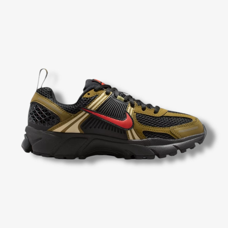 【美品】NIKE Vomero 5 Nike Vomero 5 GS black picante red olive HF6998-013 – Sneaker Junkies