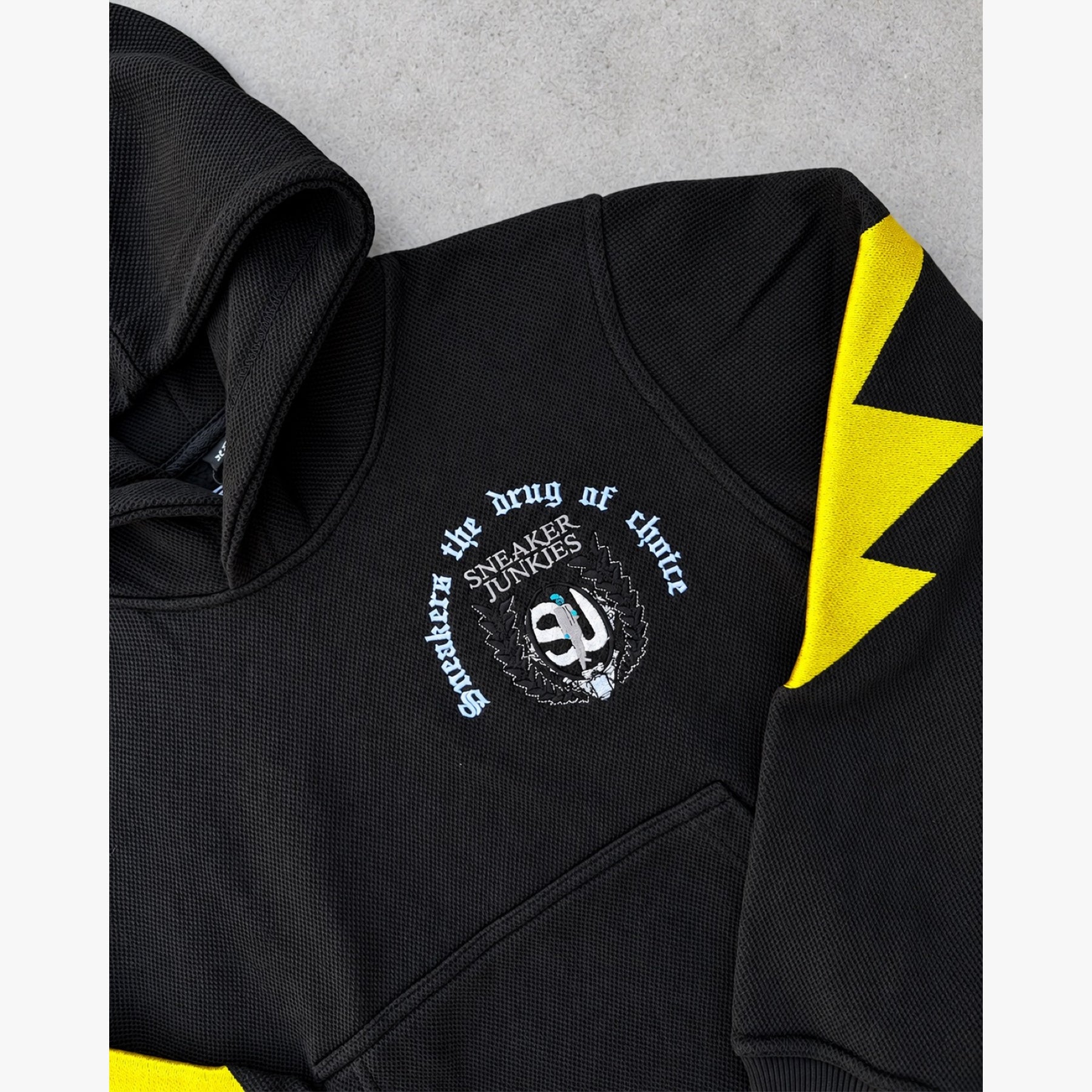 Sneaker Junkies Addicted hoodie Black Yellow