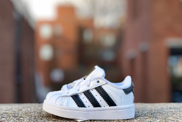 Gracias en frente de Prima Adidas Superstar Infants White Black BB9076 – Sneaker Junkies